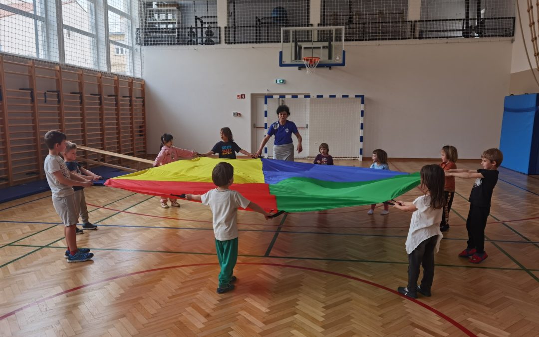 Gibalne delavnice razveselile tudi otroke s Škofij